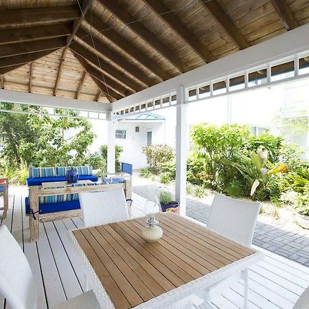 Villas Of The Galleon Seven Mile Beach Экстерьер фото