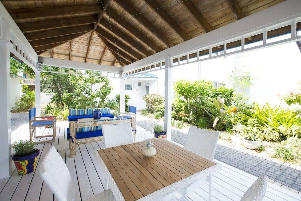 Villas Of The Galleon Seven Mile Beach Экстерьер фото