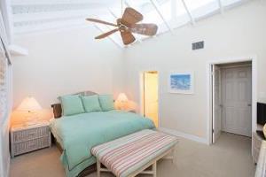 Villas Of The Galleon Seven Mile Beach Экстерьер фото