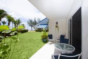 Villas Of The Galleon Seven Mile Beach Экстерьер фото