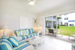 Villas Of The Galleon Seven Mile Beach Экстерьер фото